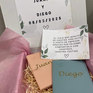 Pack 2 FUNDAS DE PASAPORTE CON INICIALES Y CAJA PERSONALIZADA
