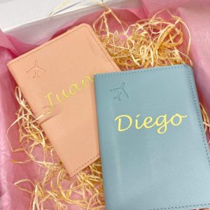 FUNDA DE PASAPORTE CON INICIALES